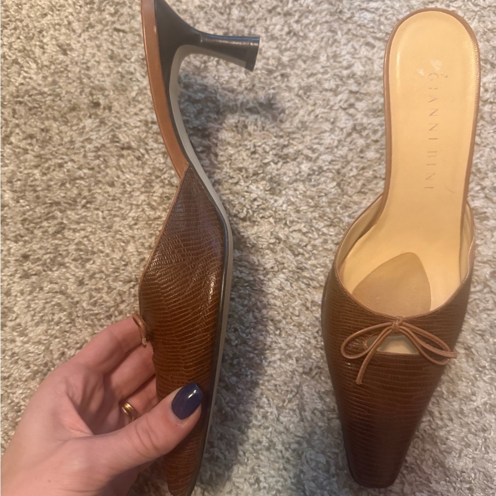 Gianni Bini Brown Textured Mules with Bow - Picture 3 of 6